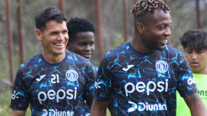 Roberto Moreira y Kevin Álvarez, así como otros compañeros de equipo no pierden la sonrisa a pesar de la pobre campaña en el Clausura.