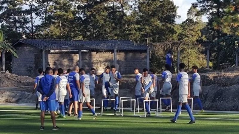 El seleccionador nacional Sub-17, Israel Canales, definió los 20 jugadores que representarán a Honduras en el Premundial de Guatemala.