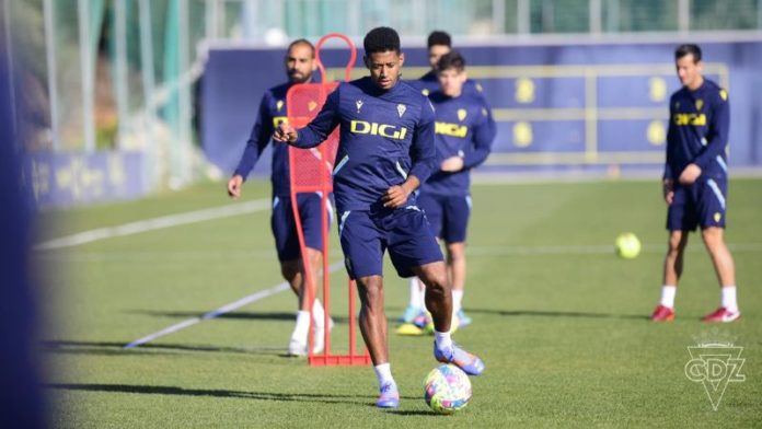 Por falta de gol, Anthony "Choco" Lozano ha perdido la titularidad en el equipo Cádiz.