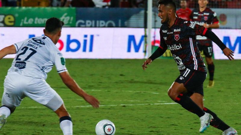 Los hinchas de la Liga Deportiva Alajuelense están contentos con el fútbol que está desplegando el catracho Alex López.