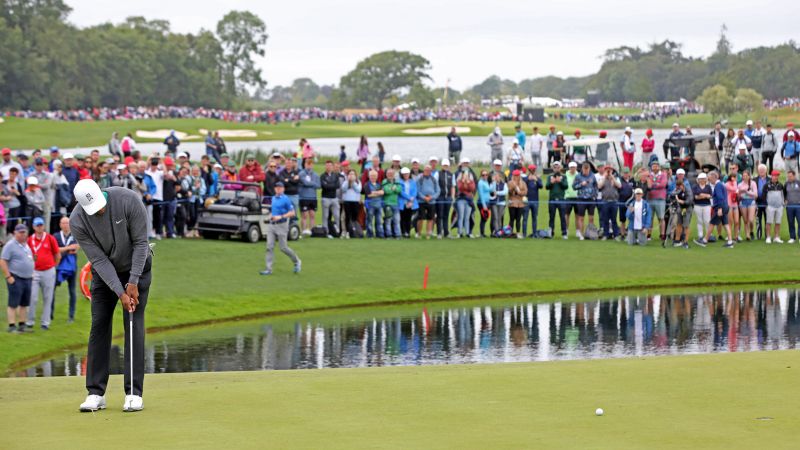 El estadounidense Tiger Woods fue aclamado nuevamente por sus seguidores amantes de la disciplina del golf.