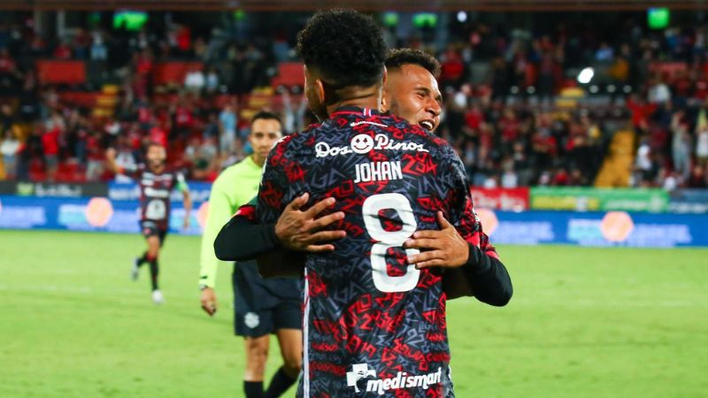 Johan Venegas se abraza con Alex López luego del tanto anotado por el catracho y donde tuvieron participación ambos futbolistas.