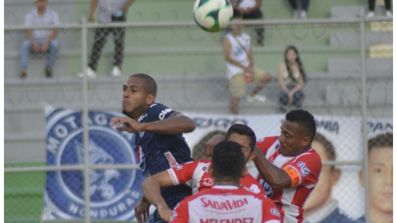 El delantero motagüense Eddie Hernández pelea el balón en las alturas.