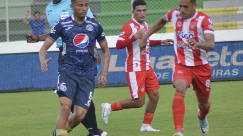 Wlater "Colocho" Martínez conduce el balón en uno de los ataques del "Ciclón".