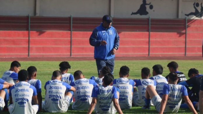 El seleccionador nacional Sub-17, Israel Canales, habla con sus dirigidos previo al debut premundialista ante Surinam.