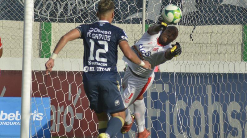 El defensa del Motagua Marcelo Santos está atento al error del portero Mosquera para conseguir el primer gol de su equipo.