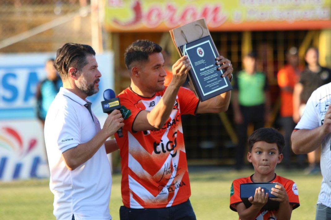 Los equipos costarricenses Puntarenas y Liga Deportiva Alajuelense homenajearon este domingo al catracho Roger Rojas.