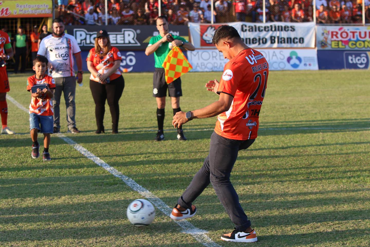 Roger Rojas realizó el saque de honor del partido Puntarenas frente a la Liga Deportiva Alajuelense.