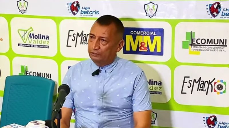 El técnico de Potros de Olancho FC, José Humberto Rivera, se mira en el torneo de la Concacaf.
