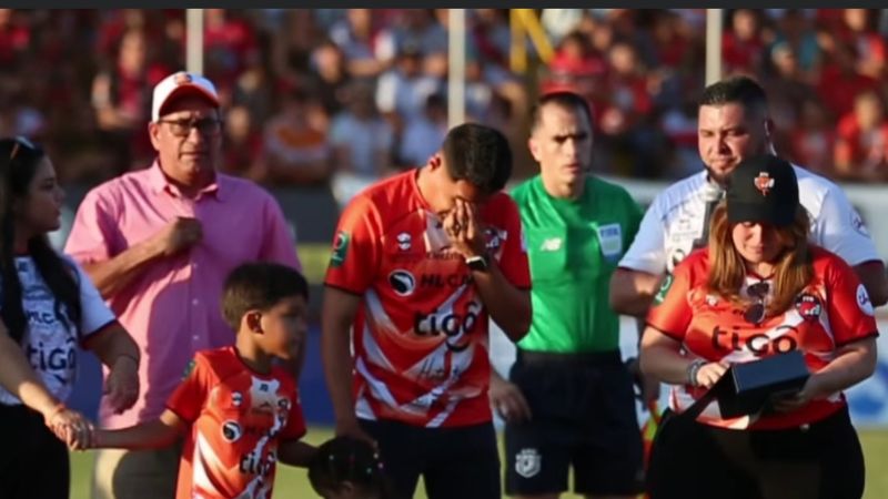 El homenaje del domingo conmovió al delantero hondureño Roger Rojas que no pudo contener las lágrimas.