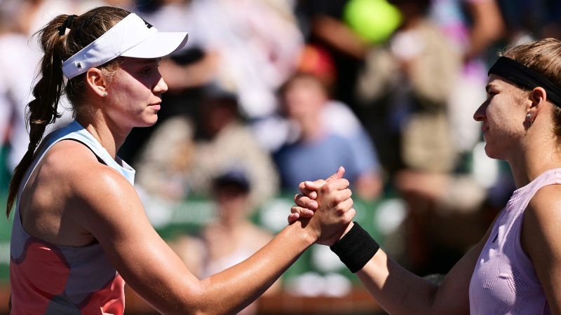 Elena Rybakina, campeona del último Wimbledon, se saluda con la checa Karolina Muchova.