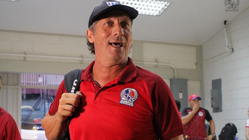El técnico del Olimpia, Pedro Troglio, no está conforme con el empate ante el Honduras Progreso.