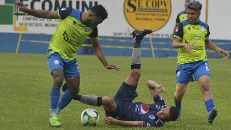 El contención de Potros de Olancho FC, Reinieri Mayorquín, derriba al motagüense Walter Martínez.