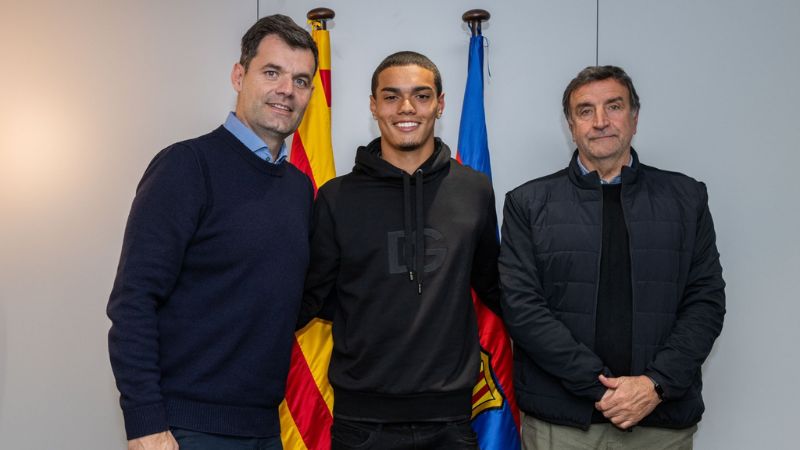 El Barcelona hizo oficial la contratación de Joao Mendes, hijo de Ronaldinho.