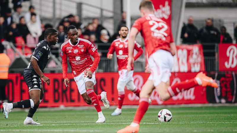 Alberth Elis no encuentra el camino al gol con el Best de la Ligue 1 de Francia.