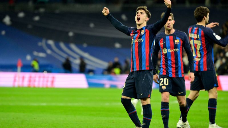 Los jugadores del Barcelona celebran la importante victoria en el Santiago Bernabéu.