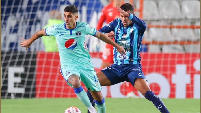 El argentino Lucas Campana de Motagua recibe la marca del defensa "Tuzo", Gustavo Cabral.