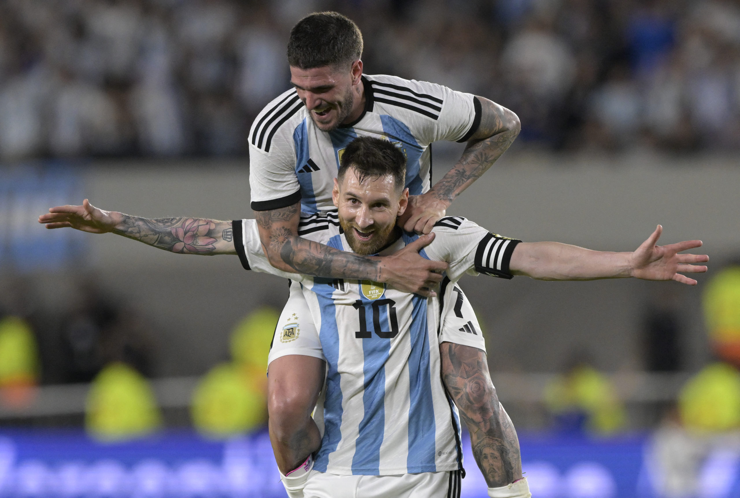 Lionel Messi y Rodrigo De Paul celebran el tanto de la "Pulga" sobre los panameños.