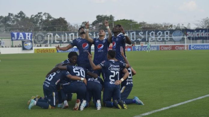 Los motagüenses celebran por tercera jornada consecutiva al vencer 3-1 al Victoria en Comayagua.