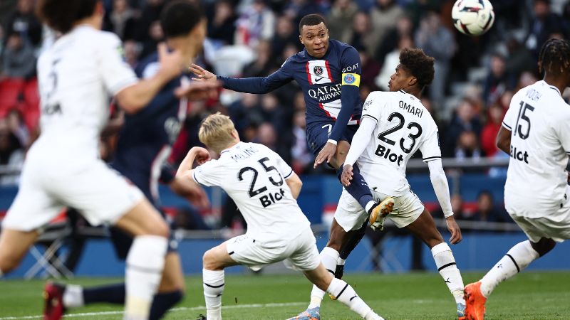 El francés MBapé no pudo evitar la caída del PSG a manos del Rennes que lo derrotó por 2-0.