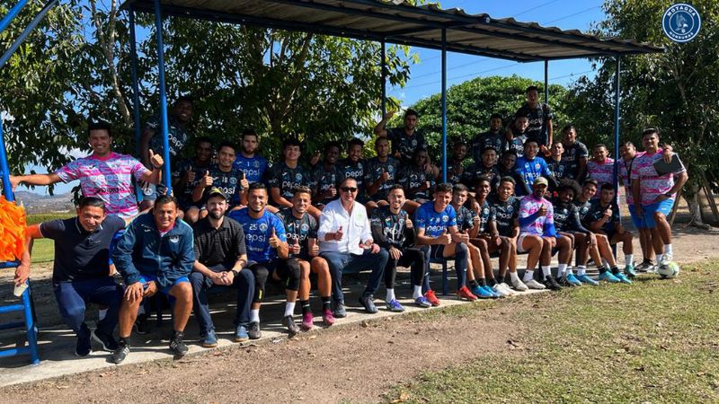 Previo al partido del miércoles contra Lobos UPNFM, Pedro Atala visitó a los jugadores motagüenses en el Complejo de las águilas.