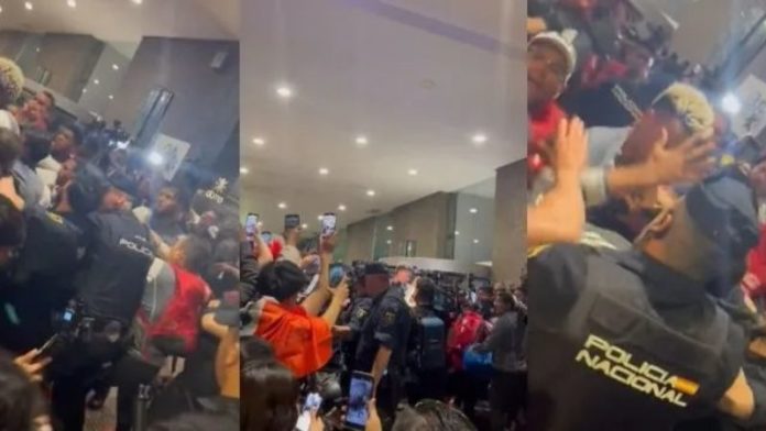 Jugadores peruanos y policía española se enfrentan en las afuera del hotel de concentración de la selección "Inca" en Madrid.