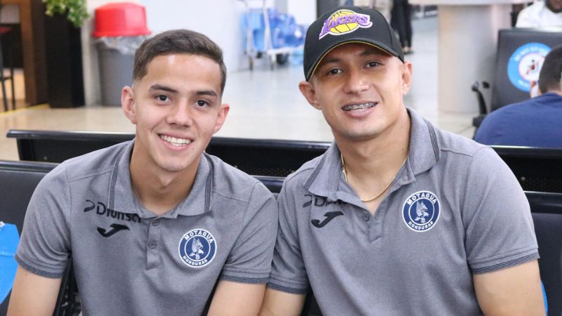 El juvenil Rodrigo Rodríguez (izquierda) junto a Héctor Castellanos previo a viajar a México para enfrentar el jueves al Pachuca.
