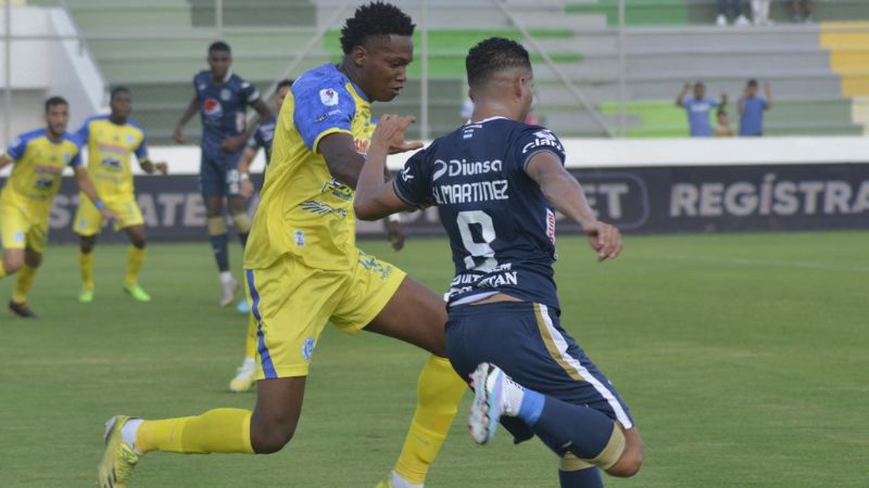 El volante del Motagua Walter Martínez conduce el balón en una de las llegadas de los azules al área de los "jaibos".