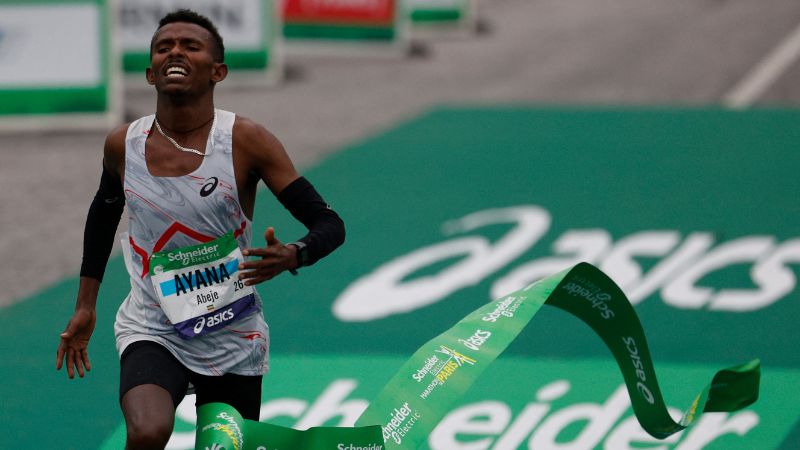 El etíope Abeje Ayana, con apenas 20 años, se adjudicó la maratón de París.
