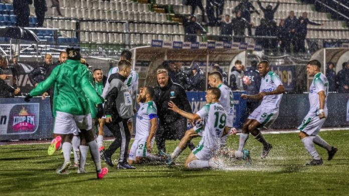 El mediocampista hondureño Alfredo Mejía celebra junto a sus compañeros el tanto en la Superliga de Grecia.