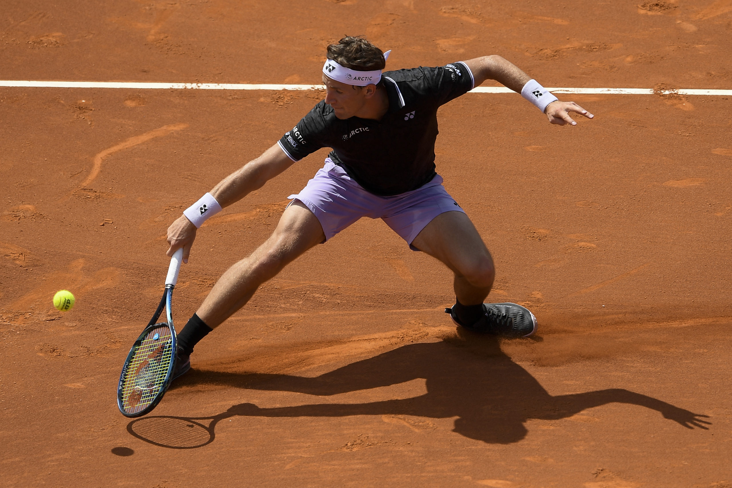 El noruego Casper Ruud también está en octavos de final del Torneo de Barcelona al ganarle al estadounidense Ben Shelton.