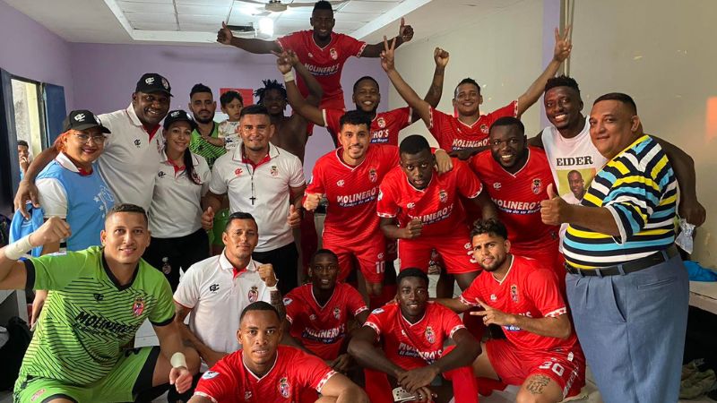 Una vez concluido el encuentro, los jugadores tocoeños celebran el segundo triunfo en el torneo de Clausura.