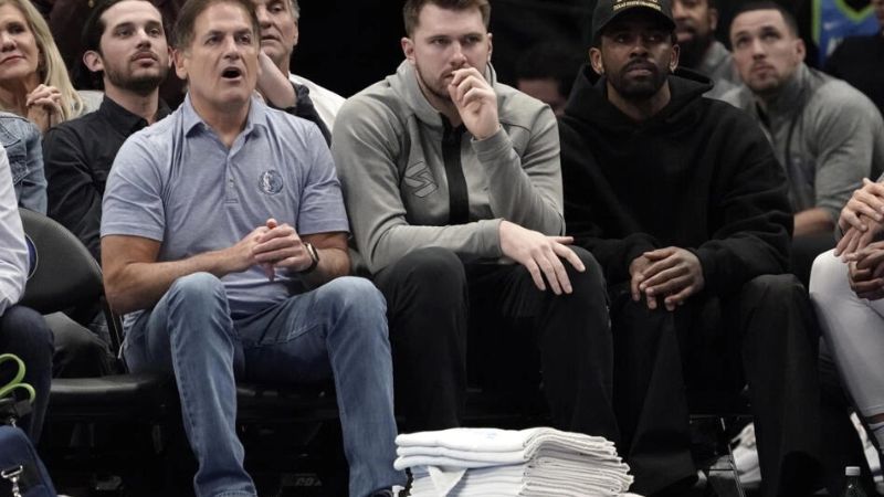 Mark Cuban (izquierda), dueño de los Mavericks, junto a Luka Doncic y Kyrie Irving en un juego en marzo ante los Grizzlies.