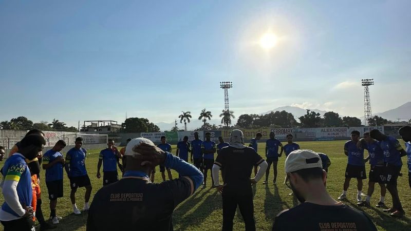 Los jugadores progreseños se preparan bajo un radiante sol para realizar el sábado el partido de la salvación contra Motagua.