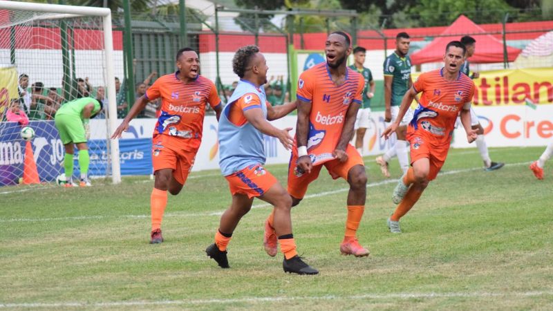 El delantero de Lobos UPNFM, Jairo Róchez, anotó contra Marathón el que podría ser el mejor del torneo de Clausura. Lo convirtió de "chilena".