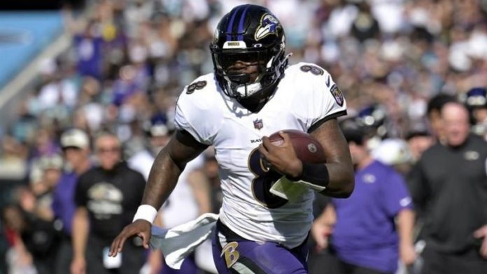 El mariscal de campo Lamar Jackson renovó por cinco años más con los Baltimore Ravens.