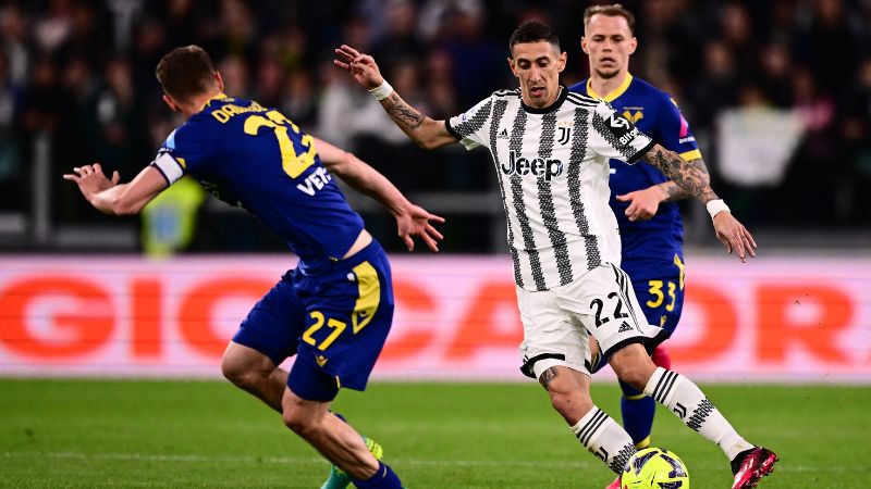 La Juventus derrotó 1-0 al Hellas Verona. El juventino Ángel Di María busca superar a dos rivales.