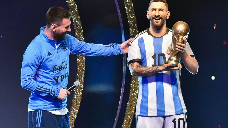 El astro argentino Lionel Messi está viviendo dos momentos diferentes en su carrera futbolística.