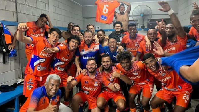 Los Lobos UPNFM y su técnico Héctor Castellón esperan celebrar este domingo luego del partido contra el Real España.