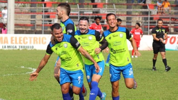 El mediocampista Mario Martínez celebra el primer gol de Potros de Olancho FC sobre la Real Sociedad.