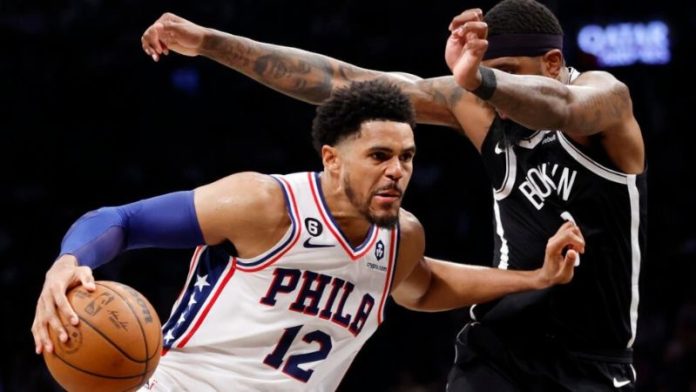 Tobias Harris, de los Philadelphia 76ers, defendido por Royce O'Neale, de los Brooklyn Nets, en el partido del sábado.