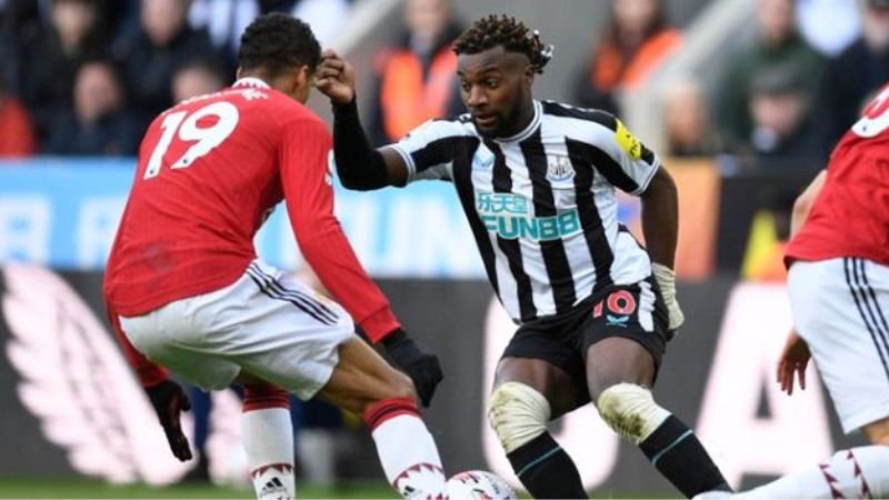 El Newcastle derrotó 2-0 al Manchester United y está en carrera por un puestos en la próxima Champions.