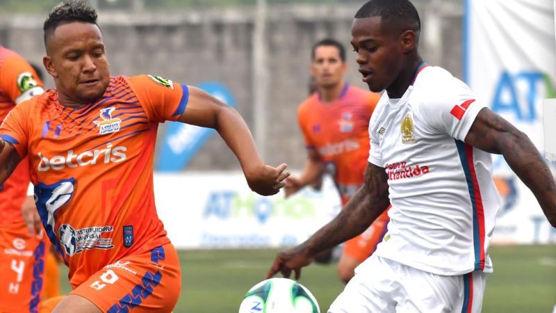 El delantero del Olimpia Edwin Solany Solano enfrenta al "estudioso" Eduar Reyes.