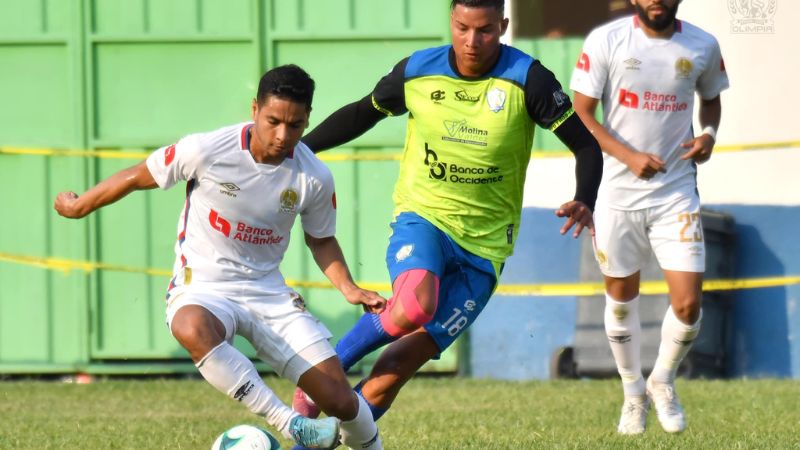 Carlos Pineda controla el balón presionado por el olanchano Ángel Villatoro.