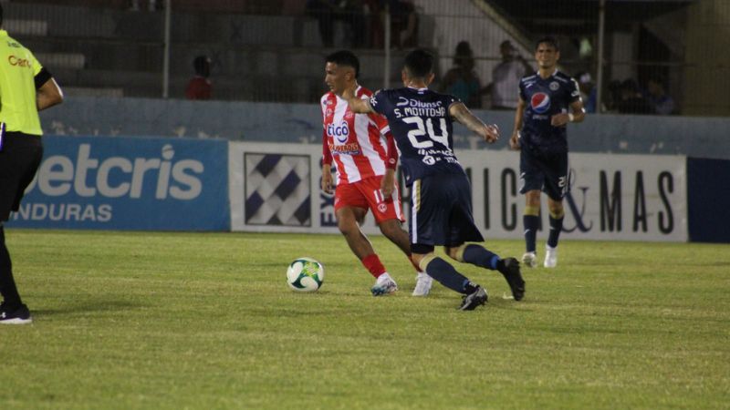 Santiago Montoya del Motagua llega a la marca de Rembrandt Flores del Vida.