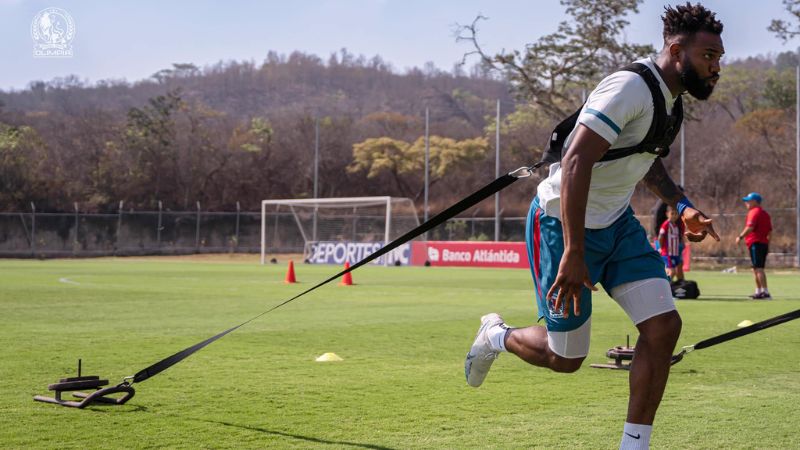 Así se entrena Jorge Benguché para que los rivales lo miren como un "Toro" cuando se enfila a marco rival.