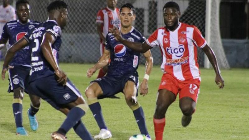 El Motagua sumó la noche del sábado tres importantes puntos al vencer en extremis 1-0 al Vida en La Ceiba.