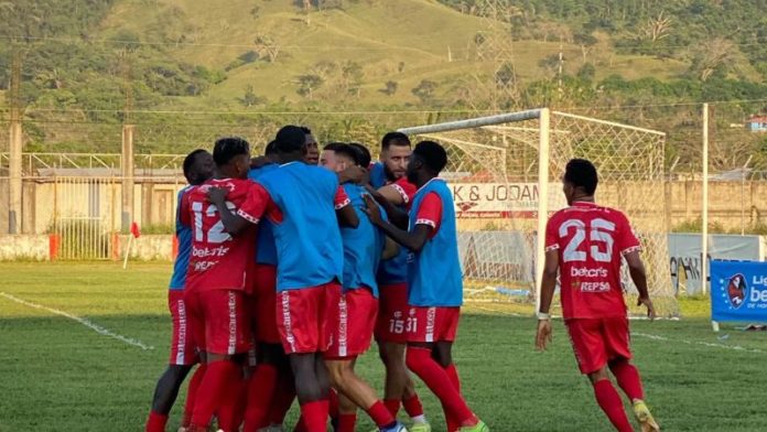 Los jugadores tocoeño celebran el gol de Diego Reyes que les permite soñar con la salvación de la categoría.