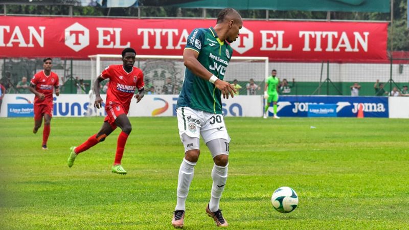 El delantero de los verdes Edis Ibareguen controla el balón en una de las llegadas al marco defendido por Francisco Reyes.