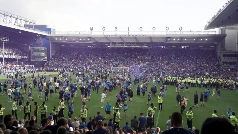 Los hinchas de Everton invaden la cancha luego que el club aseguró la permanencia en la Liga Premier.